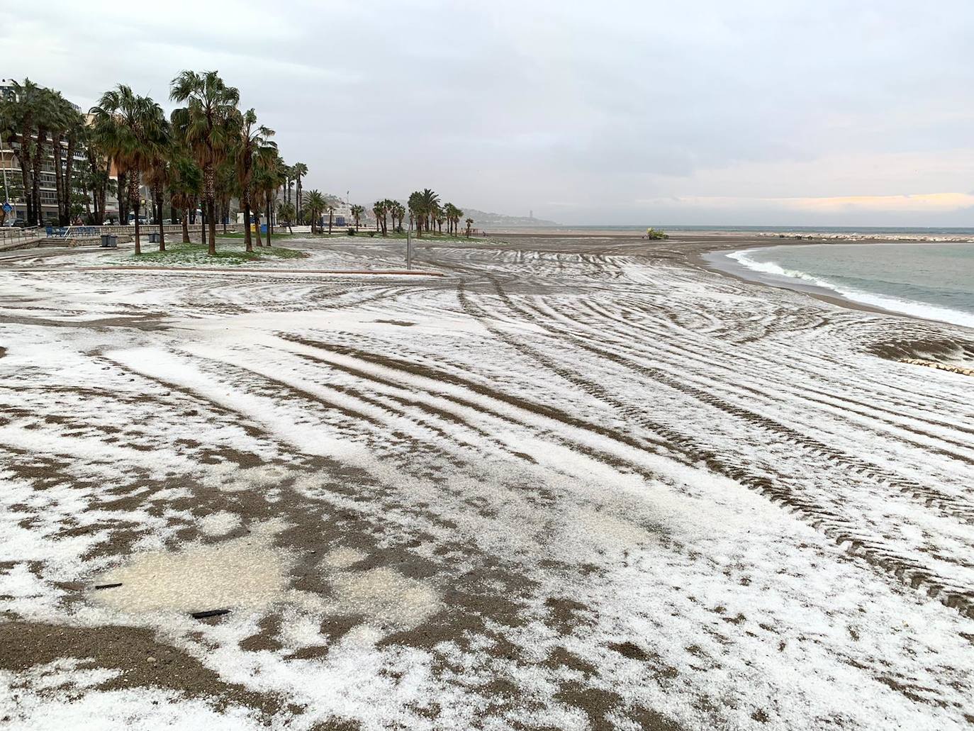 Un manto blanco de granizo ha cubierto las calles de la capital a primera hora de la mañana del jueves.