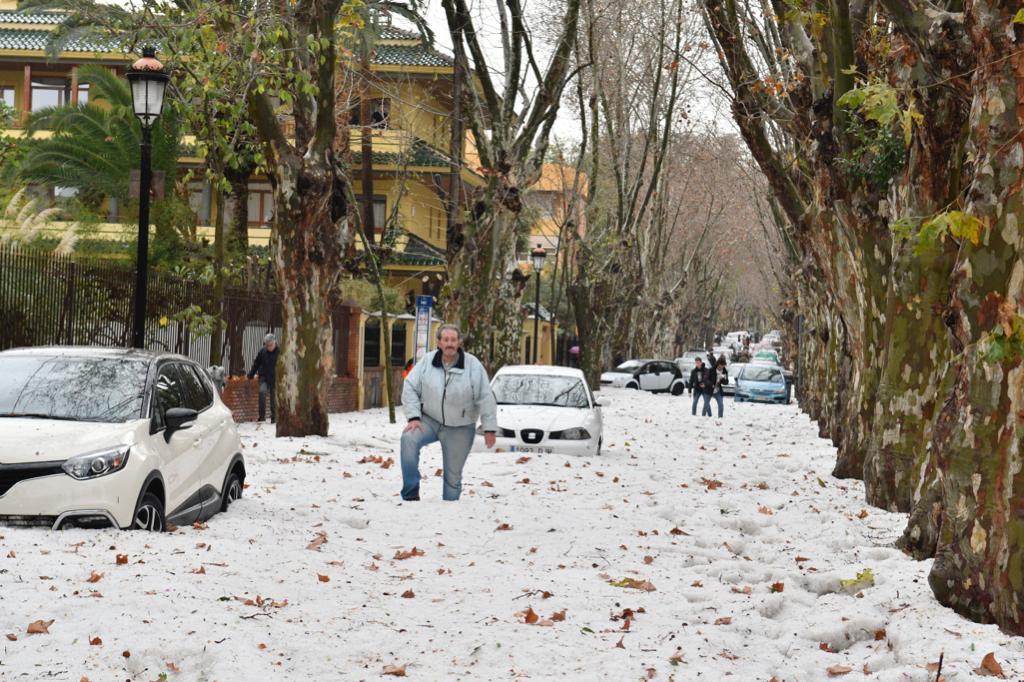 Un manto blanco de granizo ha cubierto las calles de la capital a primera hora de la mañana del jueves.