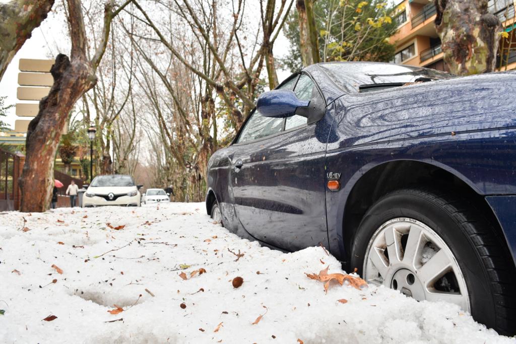 Un manto blanco de granizo ha cubierto las calles de la capital a primera hora de la mañana del jueves.