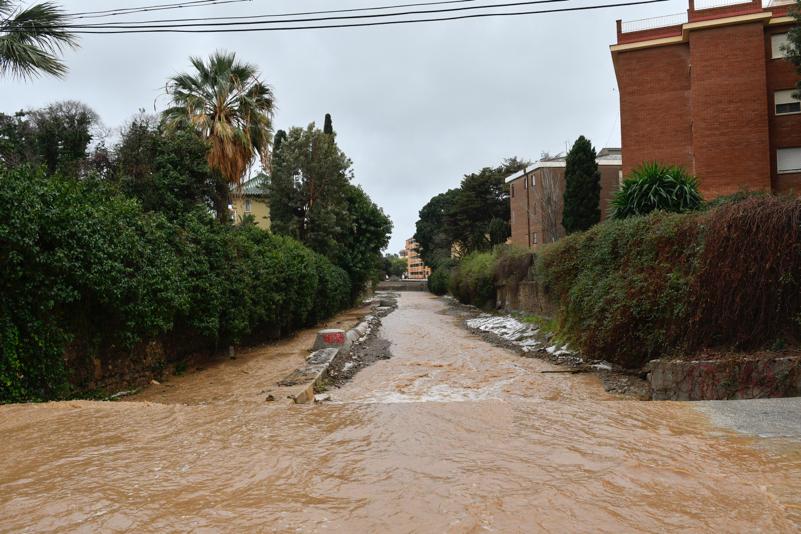 Un manto blanco de granizo ha cubierto las calles de la capital a primera hora de la mañana del jueves.