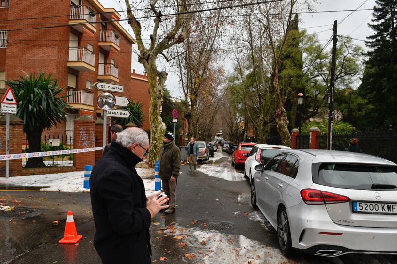 Un manto blanco de granizo ha cubierto las calles de la capital a primera hora de la mañana del jueves.