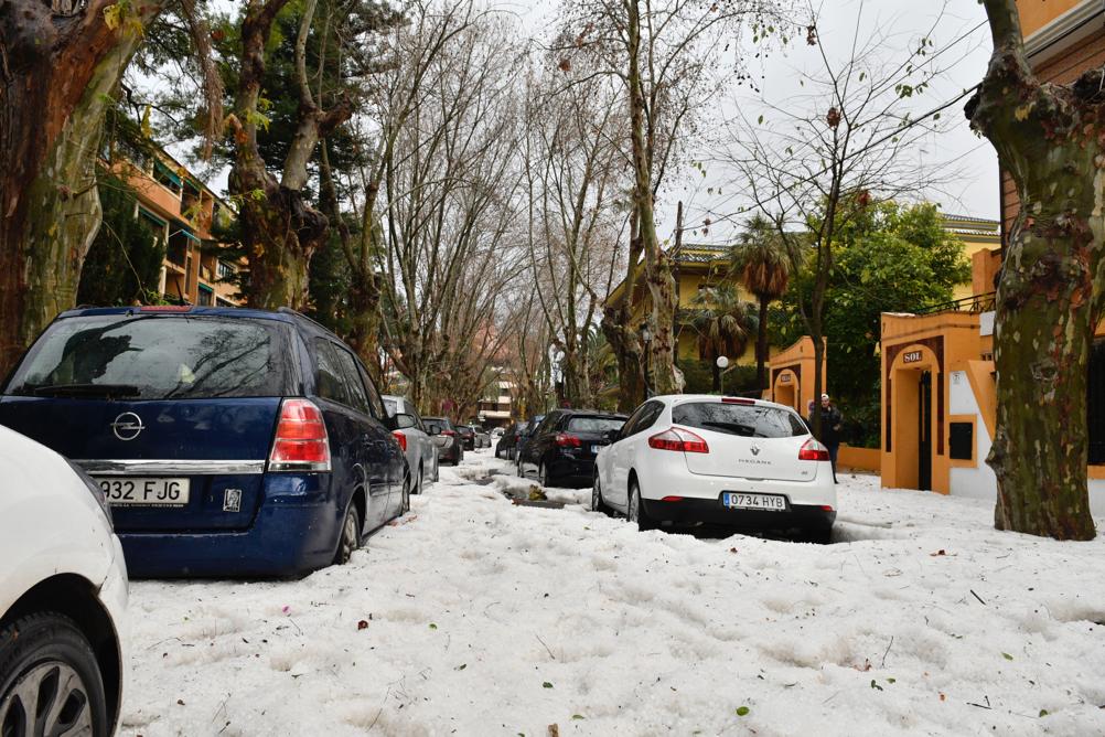 Un manto blanco de granizo ha cubierto las calles de la capital a primera hora de la mañana del jueves.