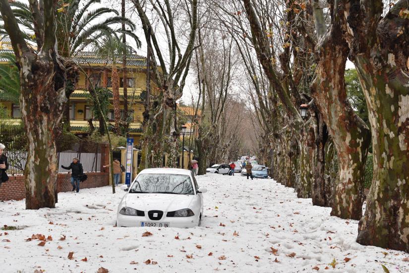 Un manto blanco de granizo ha cubierto las calles de la capital a primera hora de la mañana del jueves.