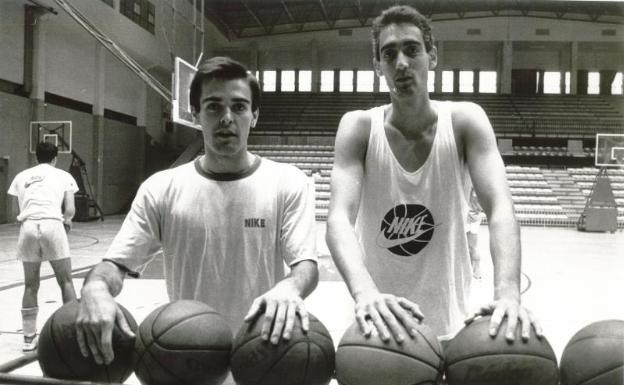 Imagen principal - Arriba Fede Ramiro, con Rafa Vecina, que llegó al Caja de Ronda procedente del Estudiantes. Abajo a la derecha, Vecina ejecuta un gancho. A la derecha, Gonzalo Sagi-Vela, jugador histórico del Estudiantes que también jugó en el equipo malagueño. 