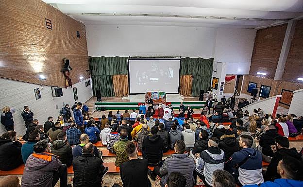 Imagen principal - Unos 170 reclusos asistieron al encuentro. 