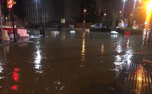 Imagen principal - Varias zonas de la capital, como el entorno de El Corte Inglés y la carretera de Cádiz, están cubiertas con grandes bolsas de agua 