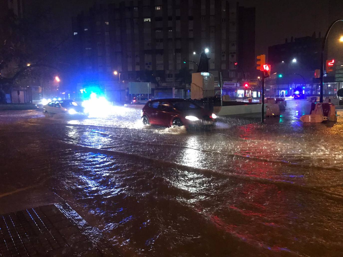 Desde las 0.00 horas está vigente el aviso naranja de Meteorología, que estará activo hasta las 18.00 horas El desbordamiento del río inunda Campanillas y corta los accesos