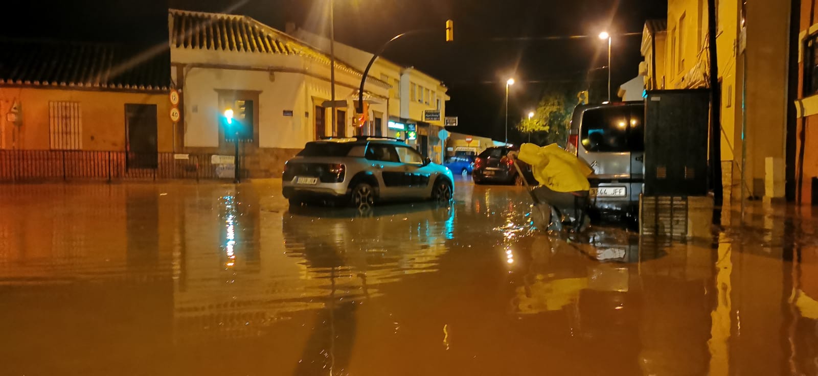 Desde las 0.00 horas está vigente el aviso naranja de Meteorología, que estará activo hasta las 18.00 horas El desbordamiento del río inunda Campanillas y corta los accesos