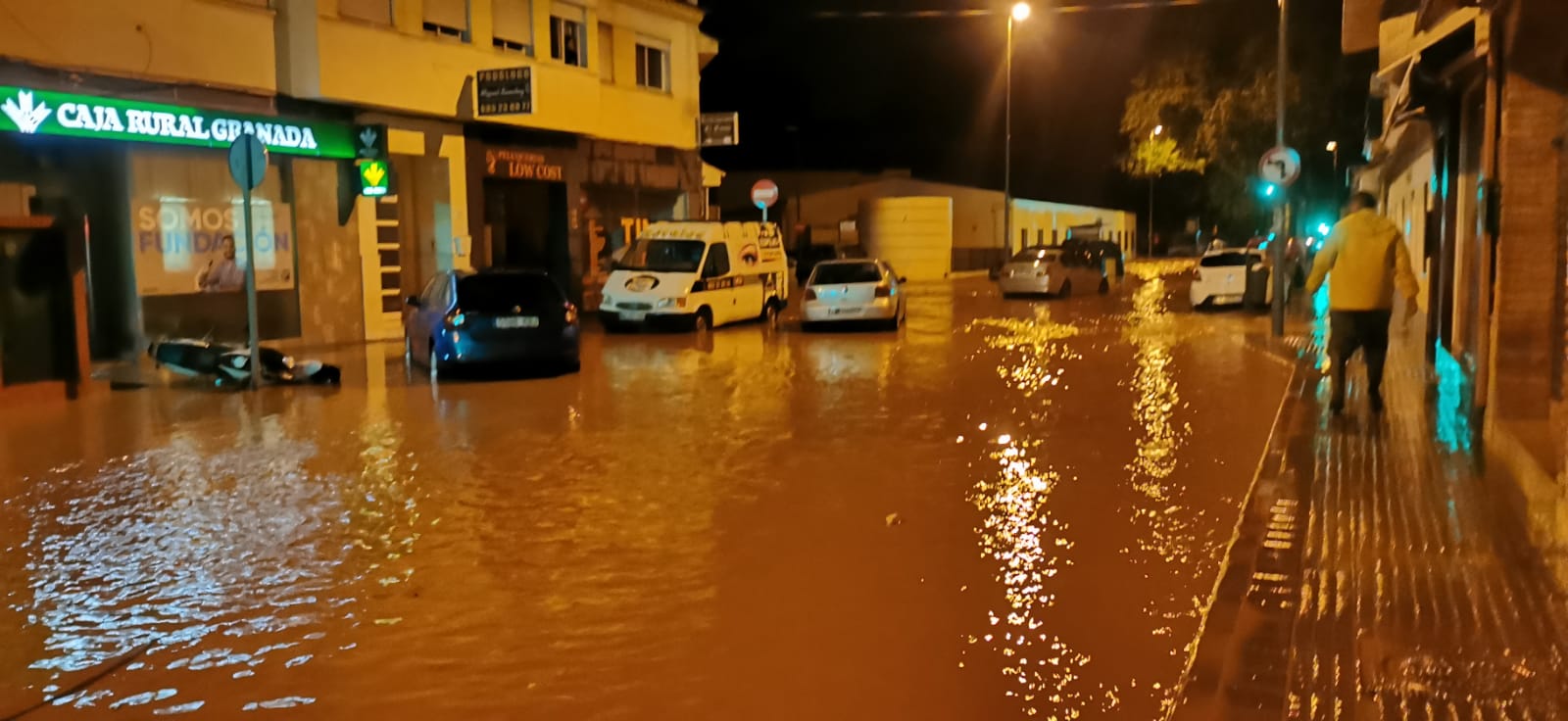 Desde las 0.00 horas está vigente el aviso naranja de Meteorología, que estará activo hasta las 18.00 horas El desbordamiento del río inunda Campanillas y corta los accesos