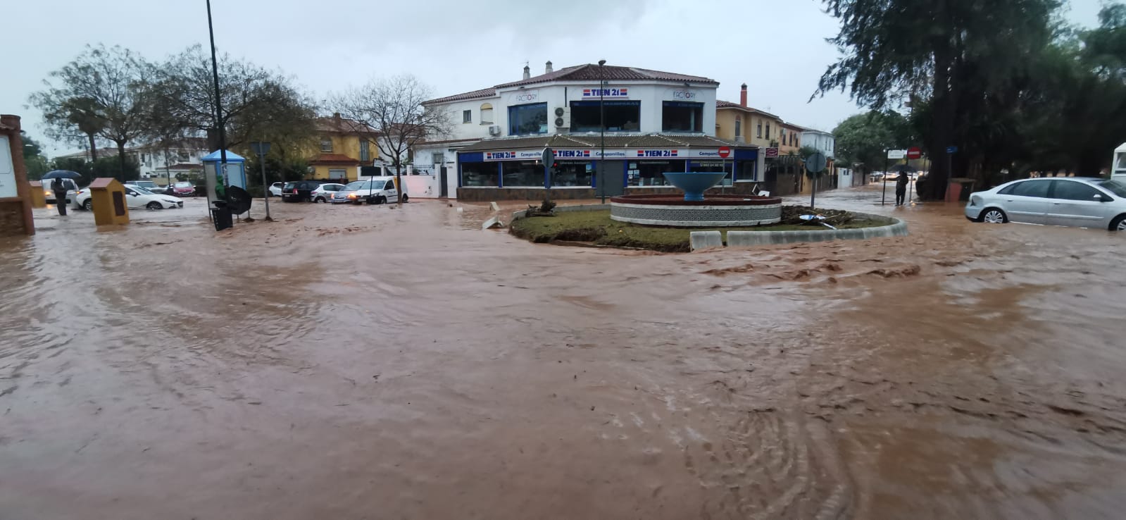 Desde las 0.00 horas está vigente el aviso naranja de Meteorología, que estará activo hasta las 18.00 horas El desbordamiento del río inunda Campanillas y corta los accesos