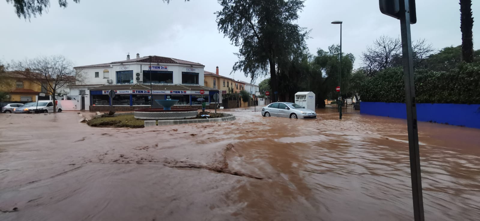 Desde las 0.00 horas está vigente el aviso naranja de Meteorología, que estará activo hasta las 18.00 horas El desbordamiento del río inunda Campanillas y corta los accesos