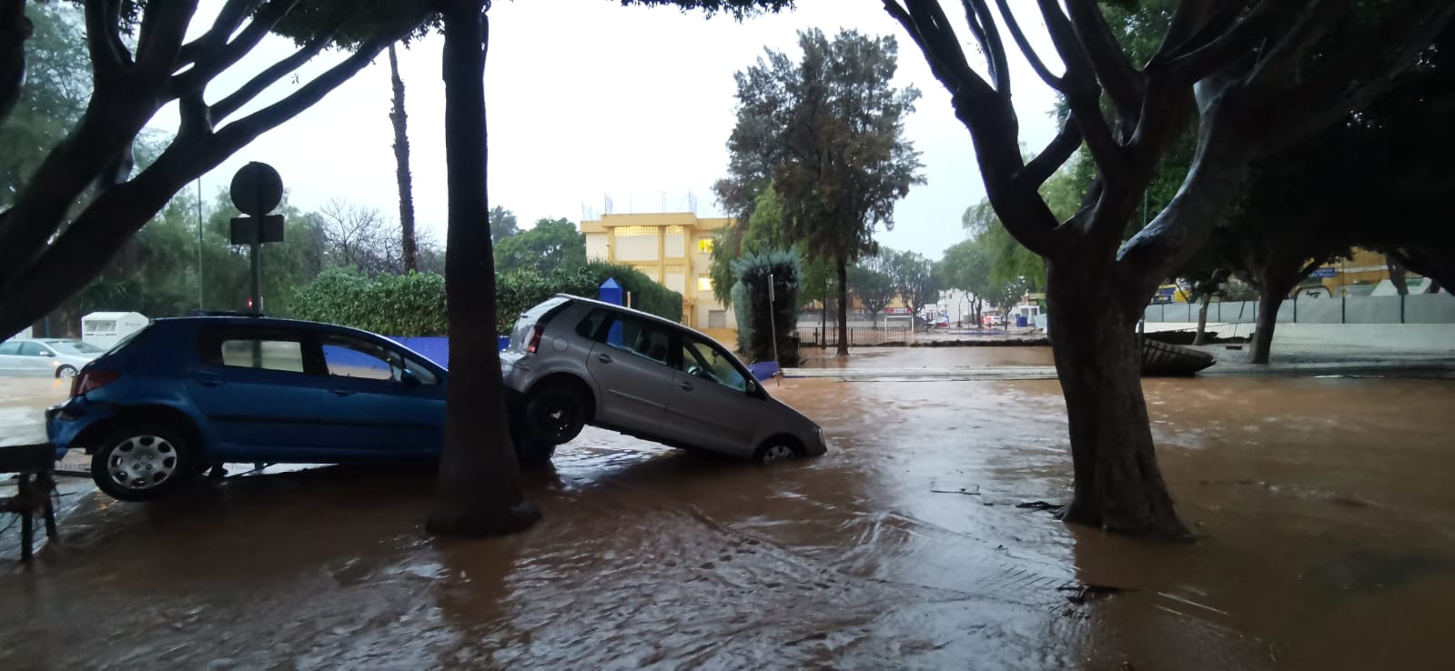 Desde las 0.00 horas está vigente el aviso naranja de Meteorología, que estará activo hasta las 18.00 horas El desbordamiento del río inunda Campanillas y corta los accesos