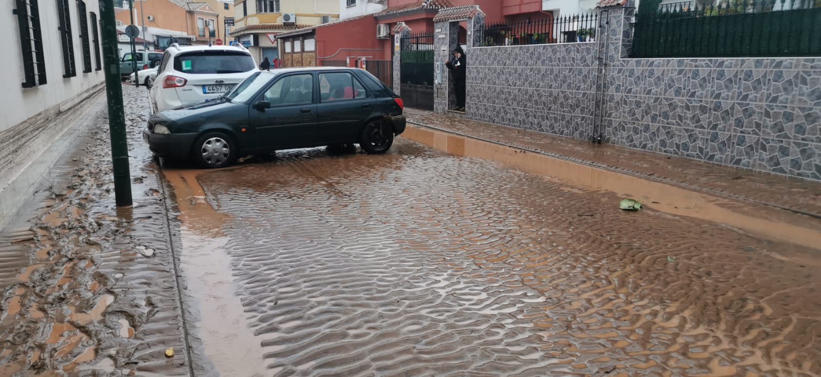 Desde las 0.00 horas está vigente el aviso naranja de Meteorología, que estará activo hasta las 18.00 horas El desbordamiento del río inunda Campanillas y corta los accesos