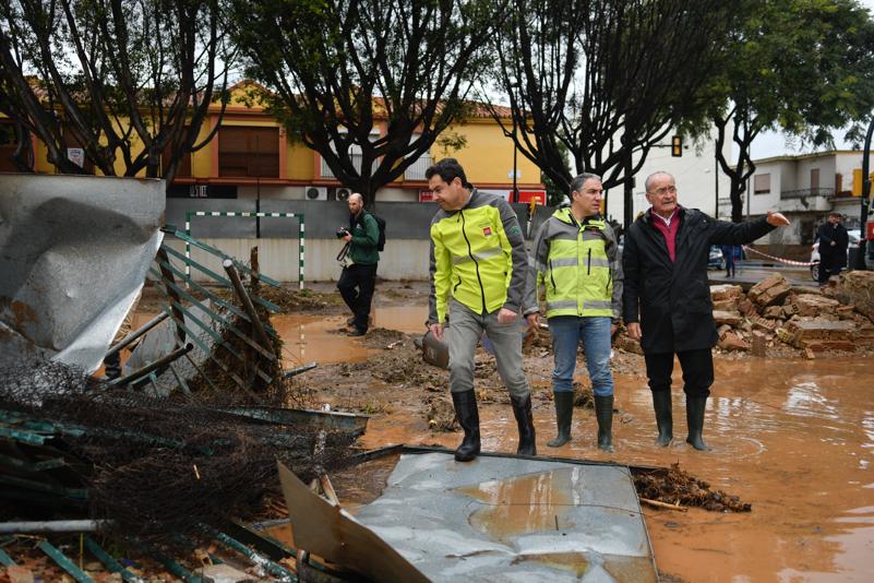 Efectos de las últimas lluvias en Campanillas. Juanma Moreno junto a Elías Bendodo y Francisco de la Torre.