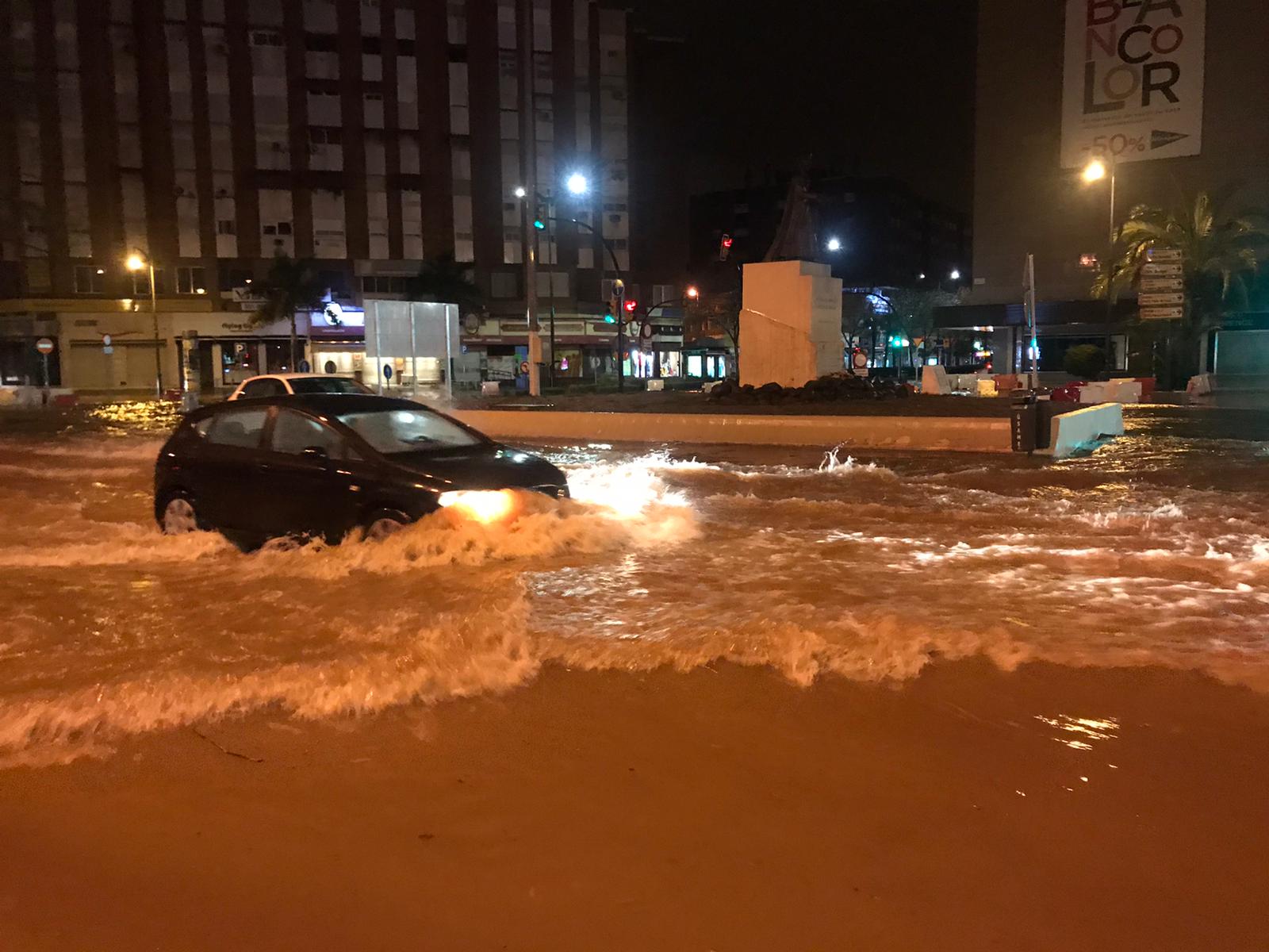 Desde las 0.00 horas está vigente el aviso naranja de Meteorología, que estará activo hasta las 18.00 horas. Calles anegadas en el Centro de Málaga