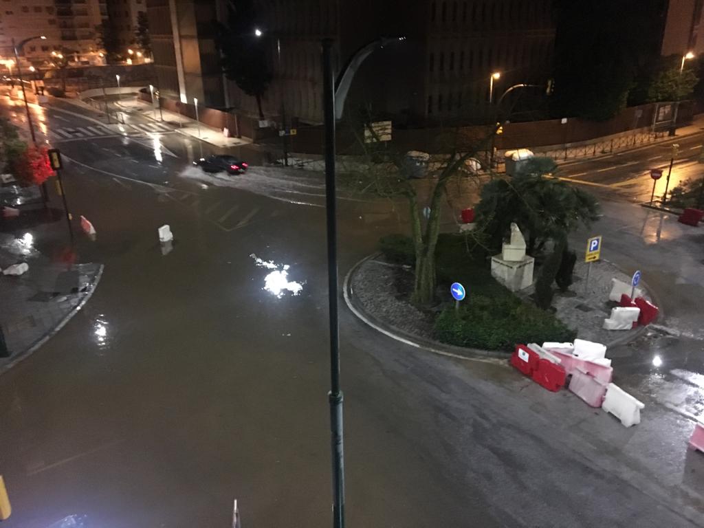 Desde las 0.00 horas está vigente el aviso naranja de Meteorología, que estará activo hasta las 18.00 horas. Calles anegadas en el Centro de Málaga