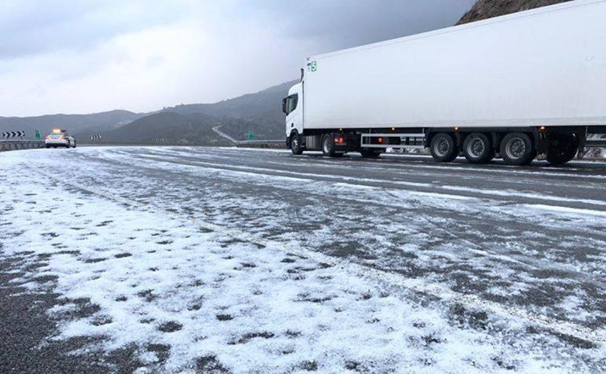 La carretera A-7053 en Mijas ha estado cortada por acumulación de granizo. 