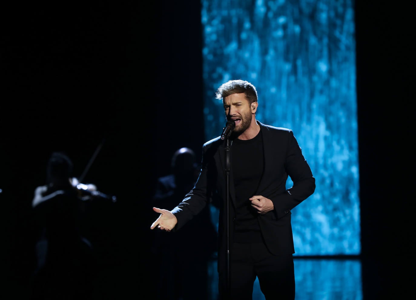 Pablo Alborán, cantando 'Sobreviviré'.