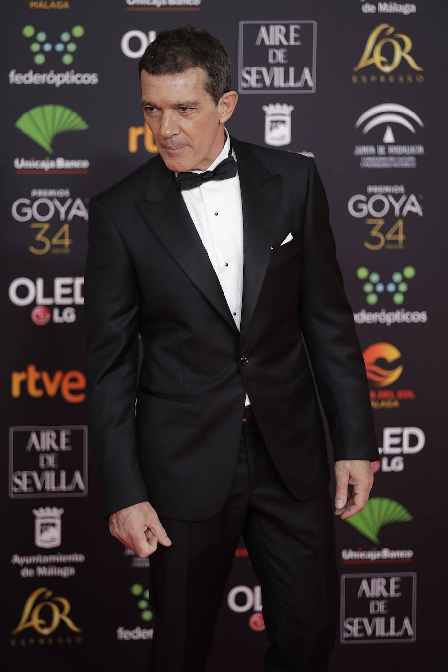 Antonio Banderas muy elegante con esmoquin de Emidio Tuccin para El Corte Inglés.