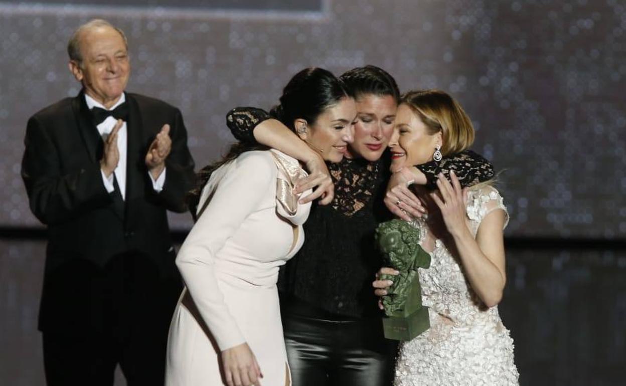 Las tres hijas de Marisol, recogiendo su Goya de Honor. 