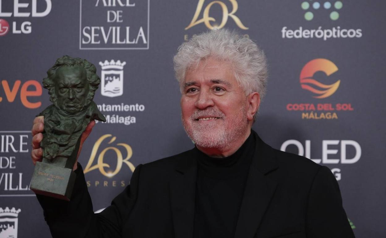 Almodóvar, con uno de los Goya conseguidos esta noche. 