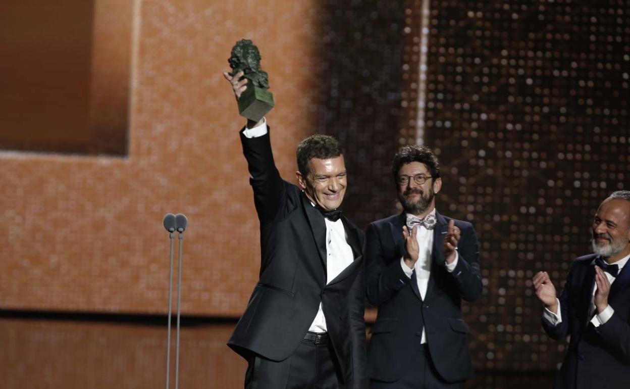 Banderas levanta su premio Goya como actor. 