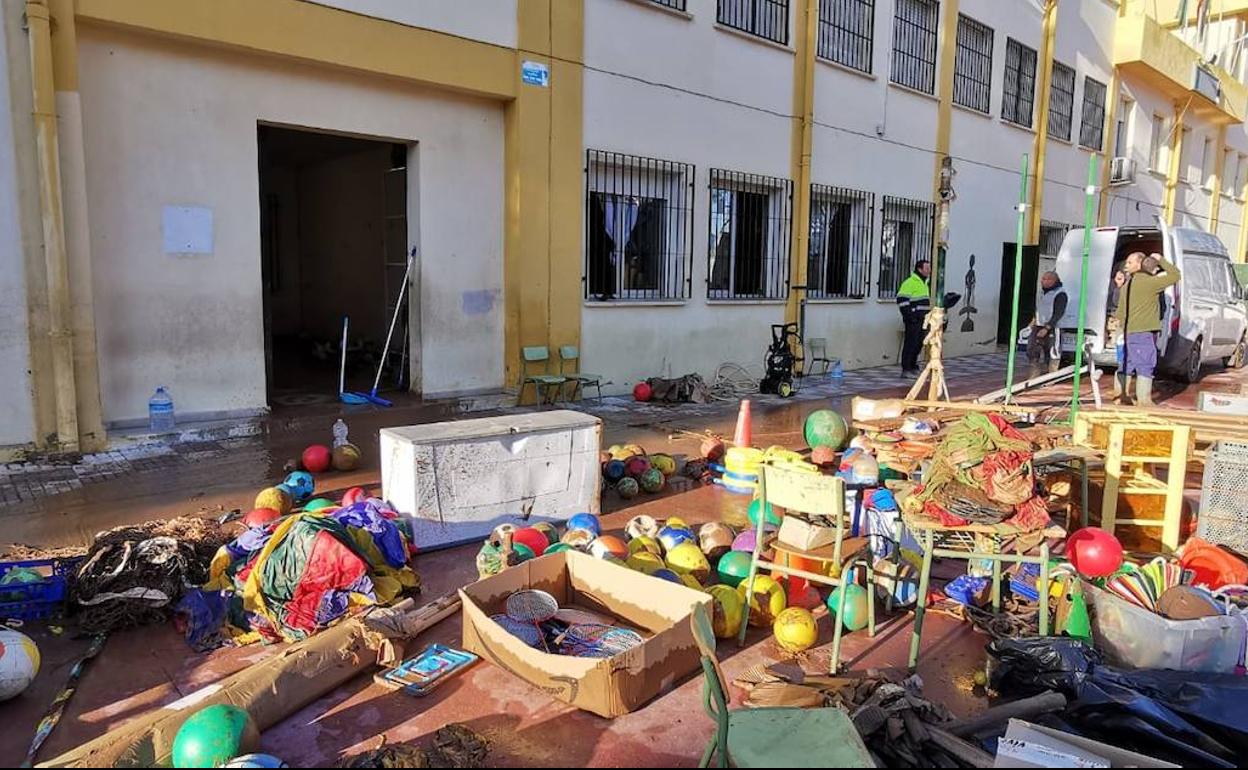 Las labores de limpiezan en los colegios continúan esta mañana 