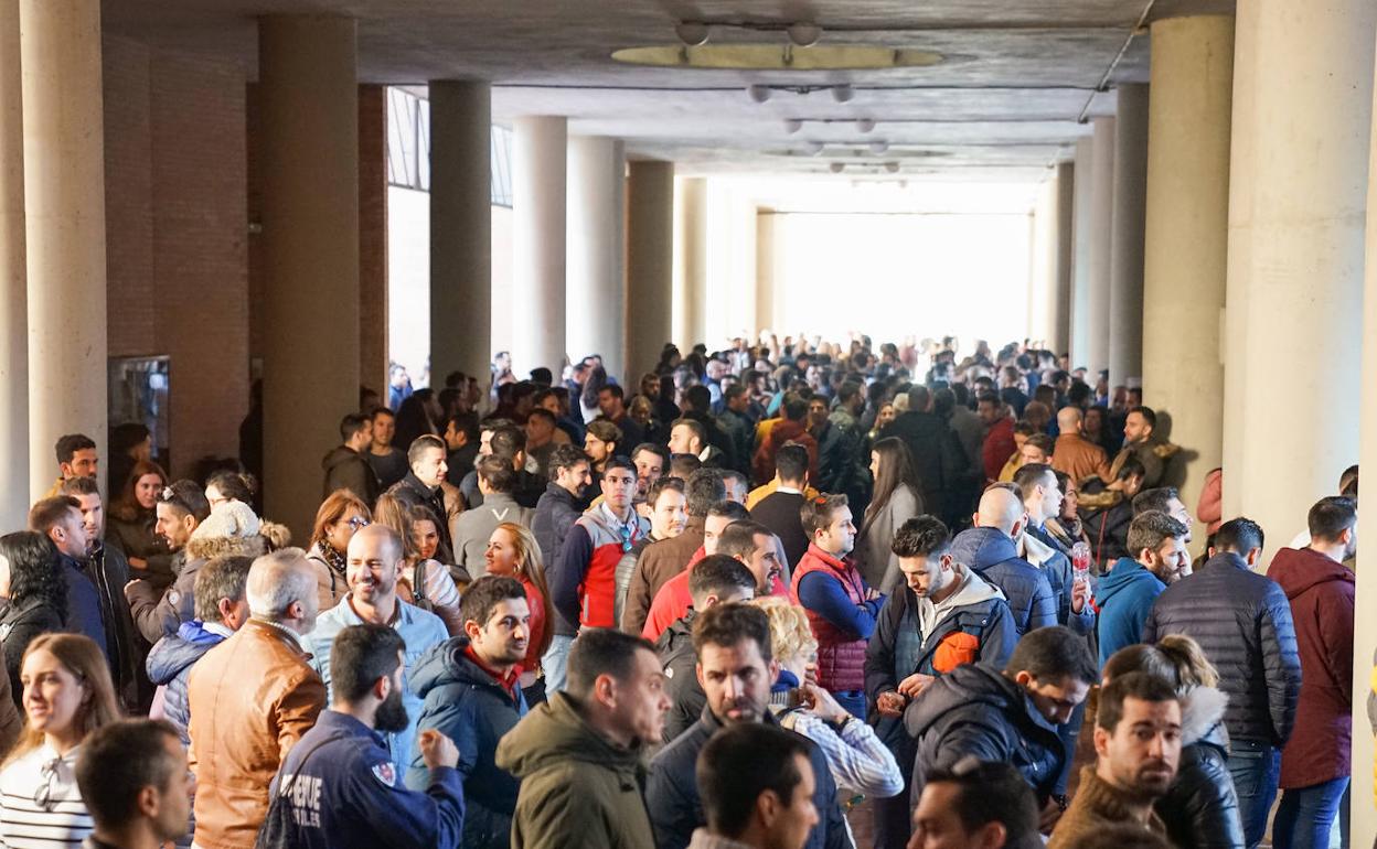 Opositores esperando para entrar al examen 