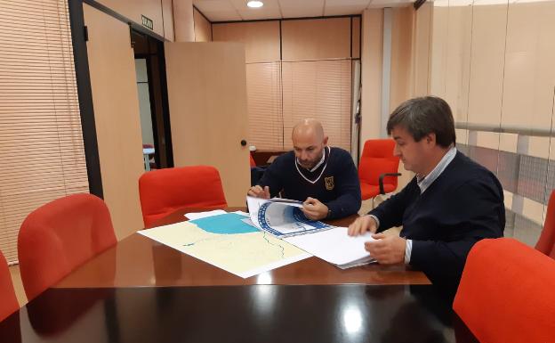 Raúl López y Avelino Barrionuevo, en el centro de emergencias el sábado noche.