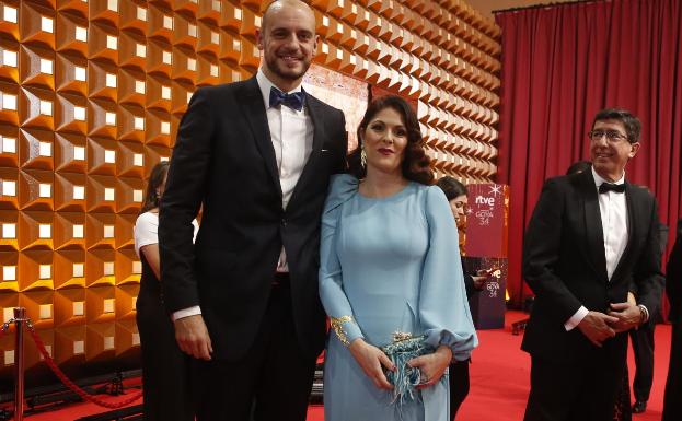 La concejala de Cultura, Noelia Losada y su marido Carlos Jiménez. Ella, con diseño de la antequerana María Molina.