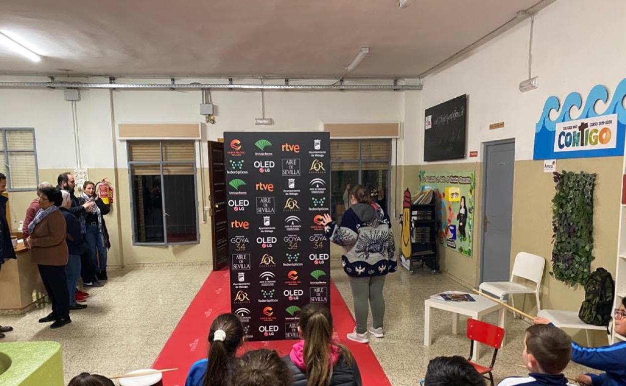 La alfombra roja del colegio ha servido para que los alumnos se sientan «gente importante» durante al menos un día. 