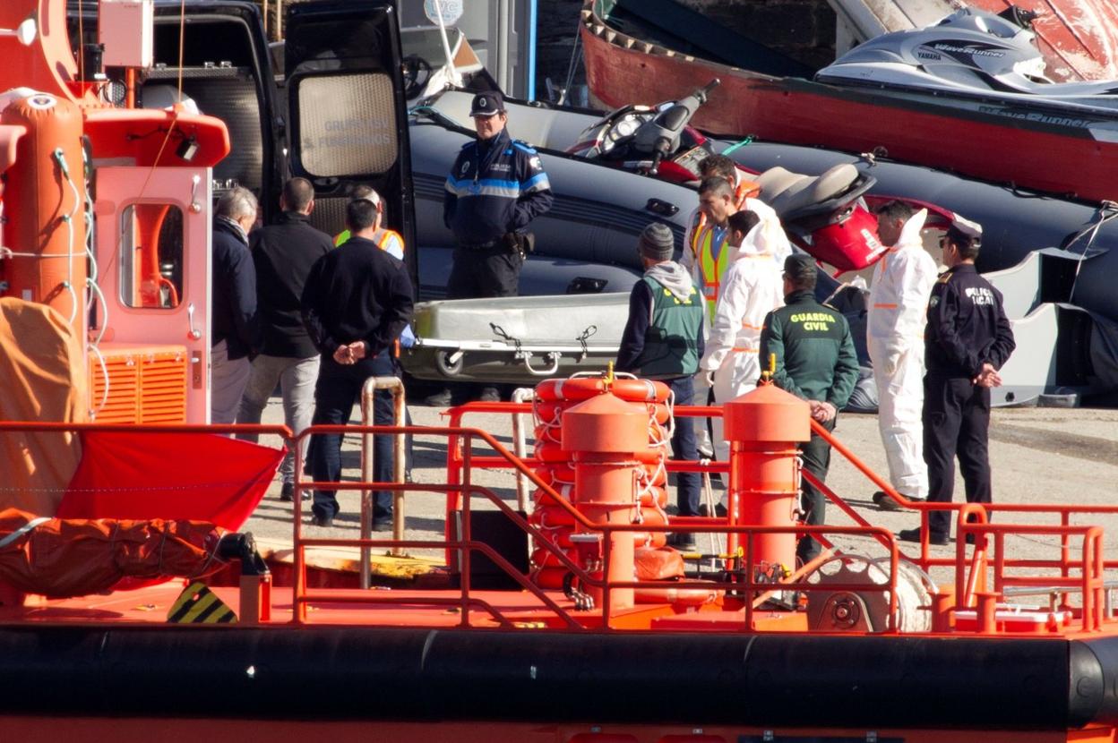 La embarcación de Salvamento Marítimo llega a Tarifa con el cuerpo del marinero. :: efe