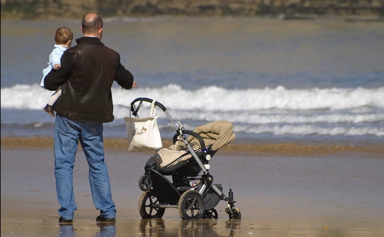 La Junta elaborará un plan de apoyo a las familias y regulará a las monoparentales en su futura ley