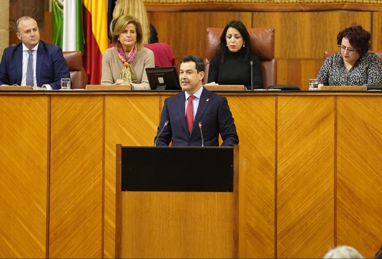 Juanma Moreno, durante la sesión del Parlamento de esta mañana.. 