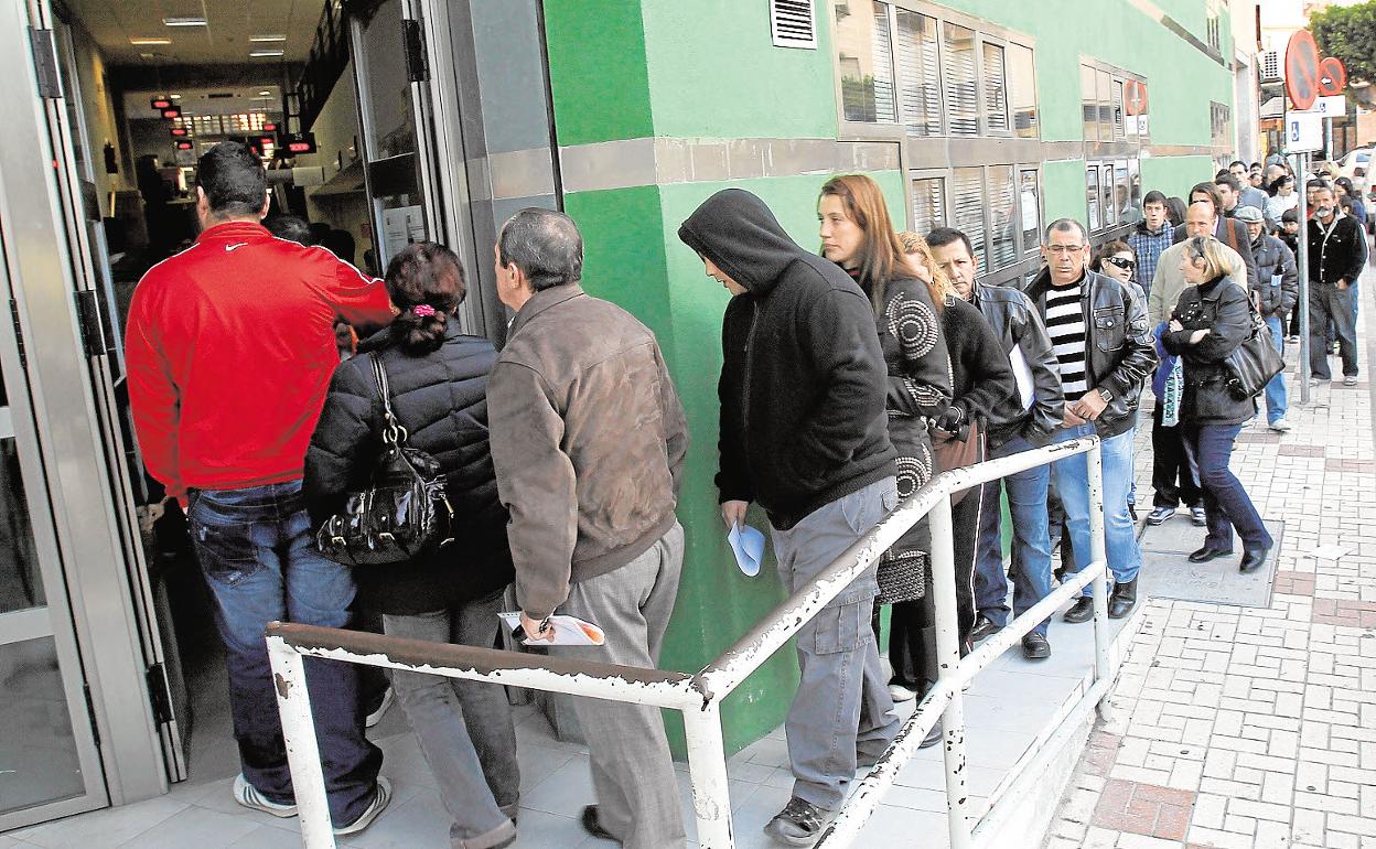 Usuarios entrando a una oficina de empleo en Málaga. 