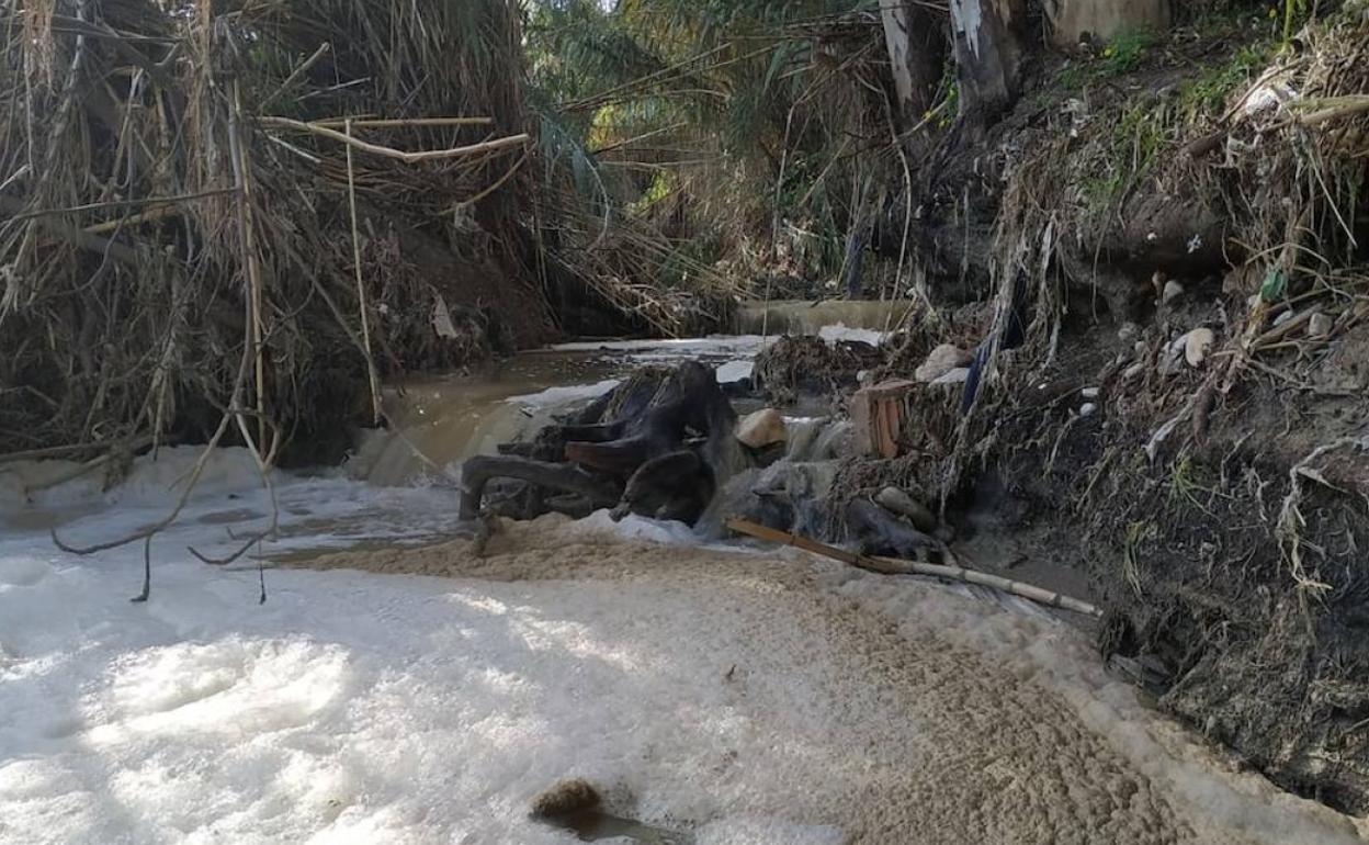 Residuos acumulados en el cauce del arroyo de la Villa, en Alhaurín el Grande. 
