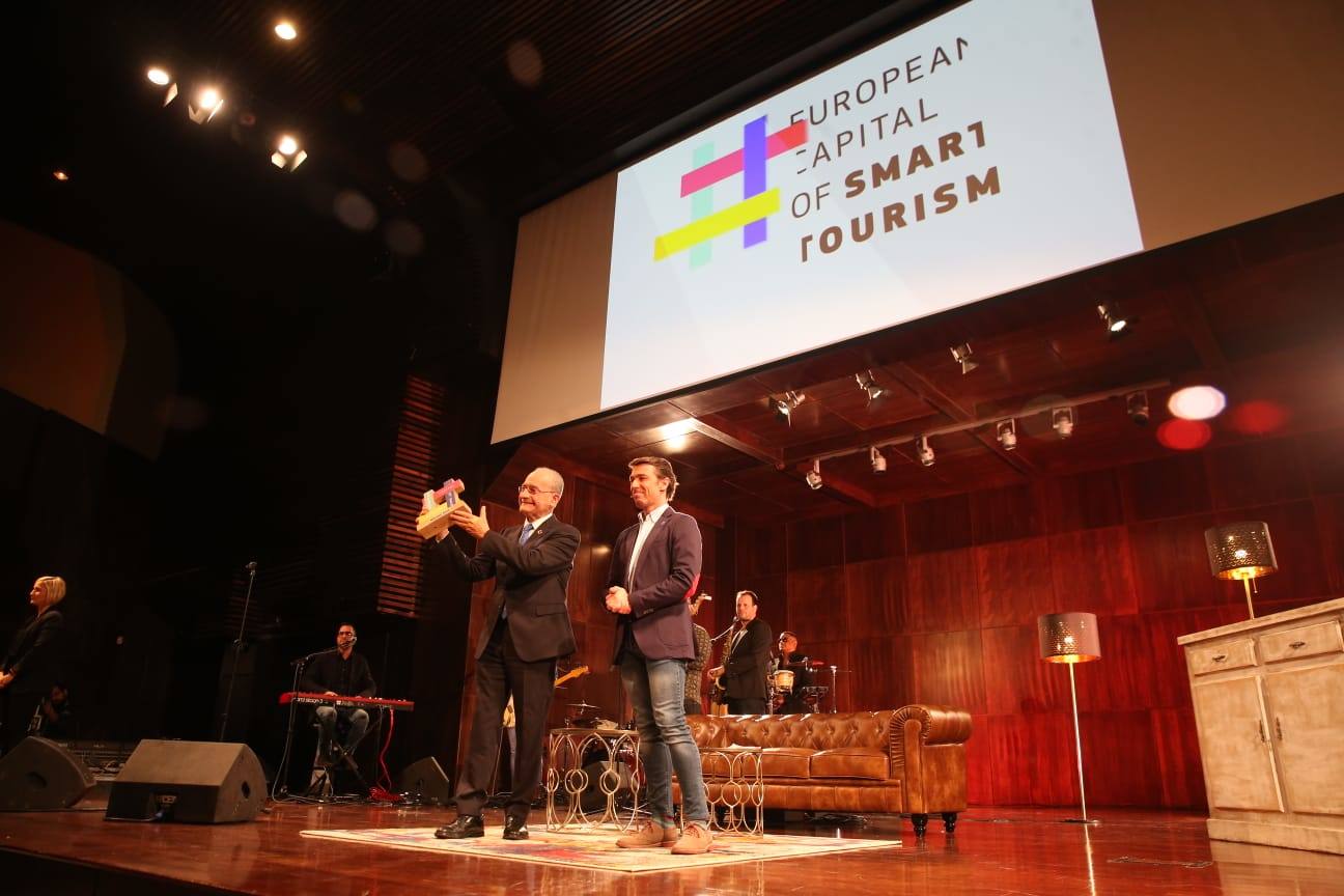 Unos 900 invitados asisten al acto, celebrado en el Palacio de Ferias de Málaga. 