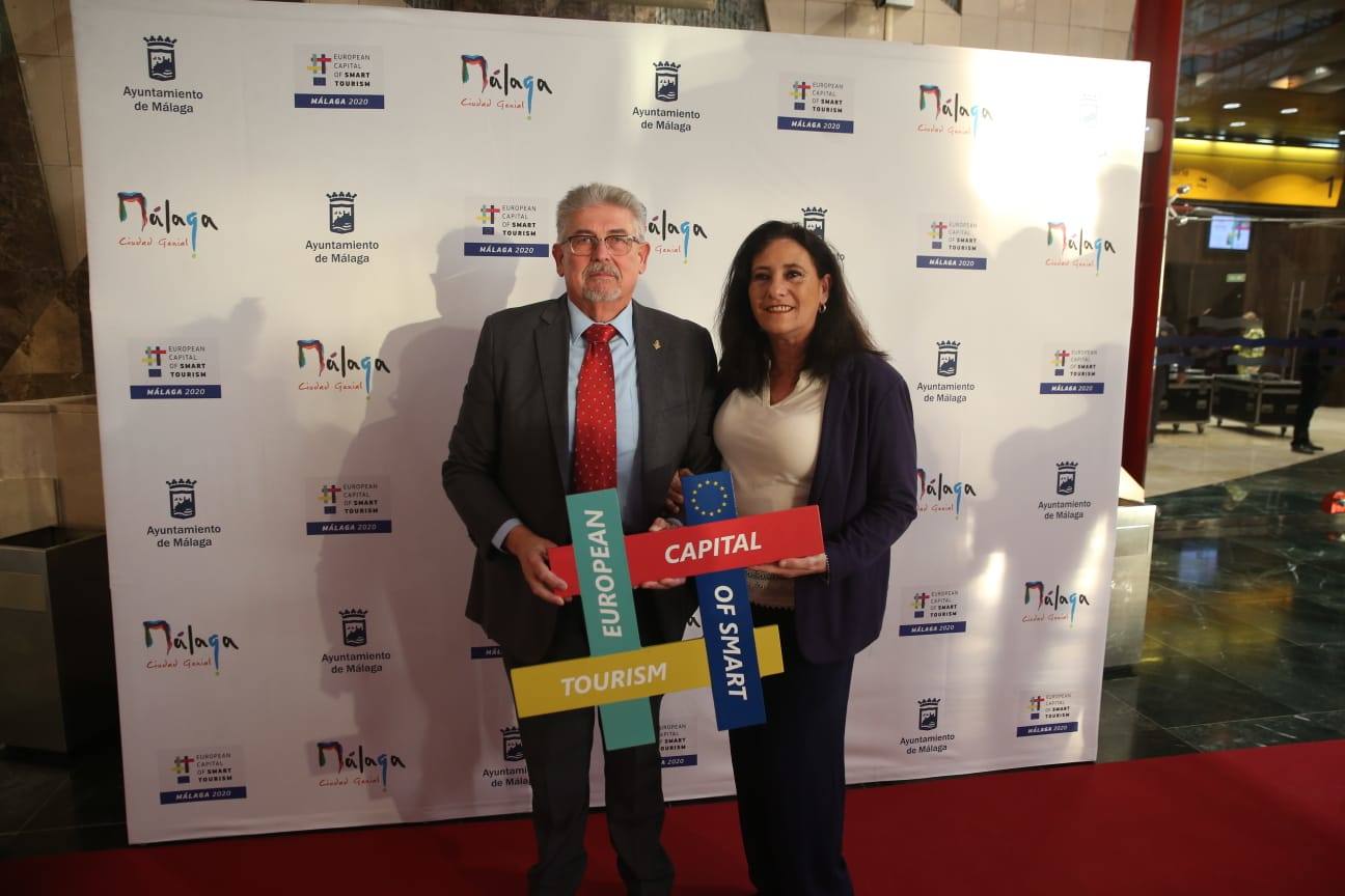 Unos 900 invitados asisten al acto, celebrado en el Palacio de Ferias de Málaga. 