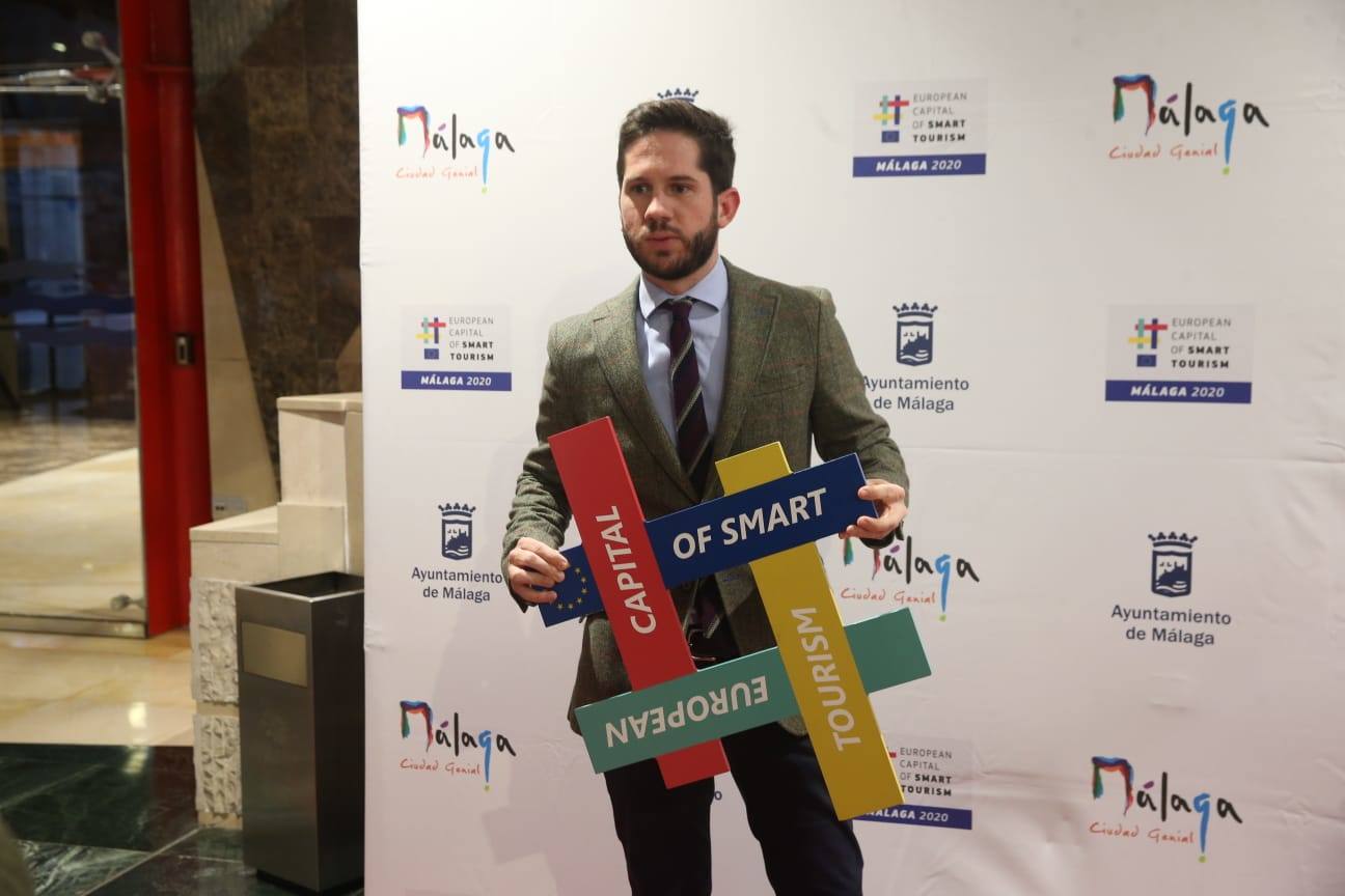 Unos 900 invitados asisten al acto, celebrado en el Palacio de Ferias de Málaga. 