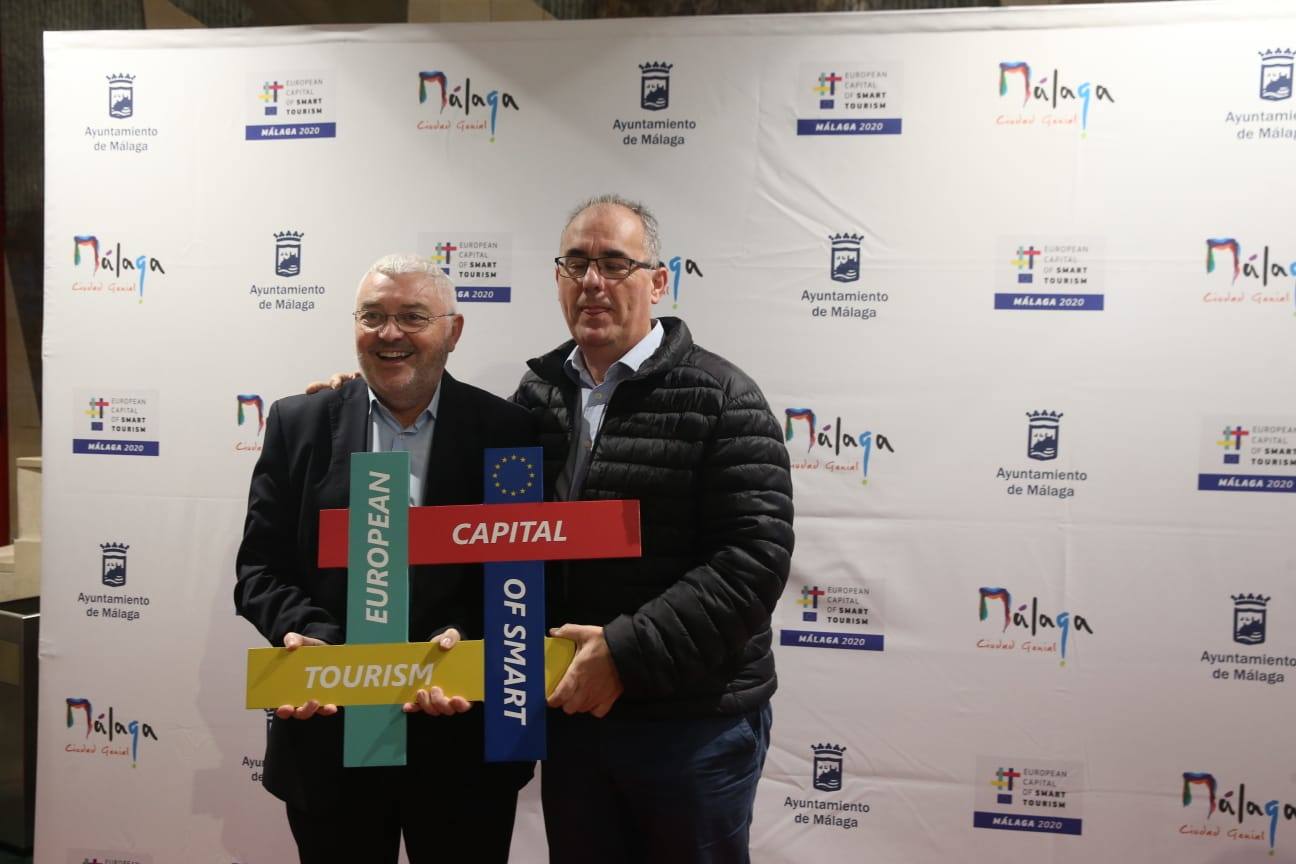 Unos 900 invitados asisten al acto, celebrado en el Palacio de Ferias de Málaga. 