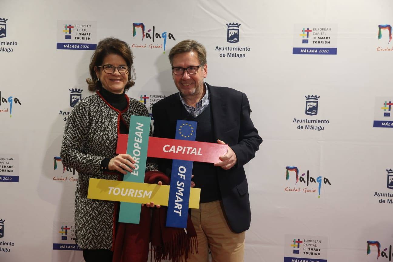 Unos 900 invitados asisten al acto, celebrado en el Palacio de Ferias de Málaga. 