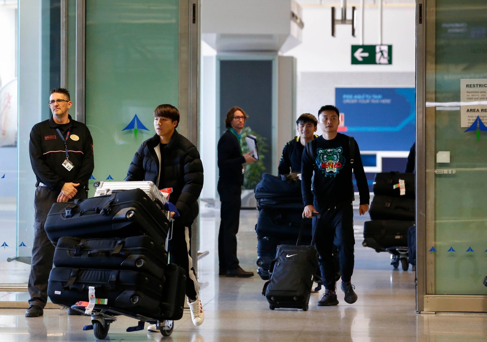 La llegada a Málaga del equipo chino de Wuhan, en imágenes.