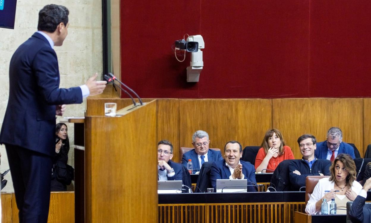 Juanma Moreno dirigiéndose a la bancada socialista, en la que está Susana Díaz, durante el debate de la Comunidad. 