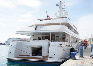 Imagen secundaria 1 - El megayate Kwikumat amarra en el Palmeral del Puerto de Málaga