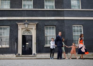 Imagen secundaria 1 - Arriba y abajo a la izquierda. David Cameron deja el 10 de Downing Street con su mujer y sus hijos el 13 de julio de 2016, su último día como primer ministro de un país que deja hipotecado con respecto a Europa por un referéndum festejado por los euroescépticos y que él jamás soñó que pudiera perder. abajo, a la derecha, la pertenencia a la UE implica la aceptación de las «cuatro libertades fundamentales» (libre circulación de mercancías, servicios, capitales y personas). Especialmente el 'no' a esta última ha sustentado el discurso de los 'brexiters'. Su mantra, «recuperar el control», sobre todo de las fronteras, para contener la migración.