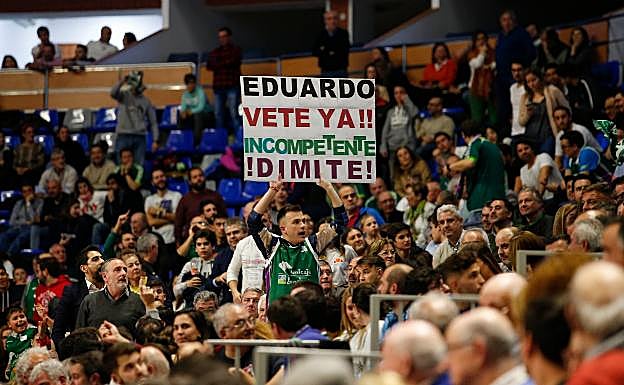 La grada muestra su malestar con la directiva