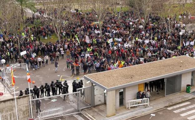 Manifestantes a las puertas de 'Agroexpo'