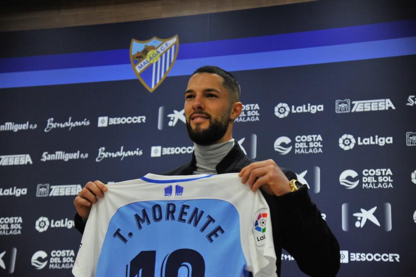 El Málaga presentó en La Rosaleda a su nueva incorporación: Tete Morente. El gaditano, que entrenó ya con sus nuevos compañeros este jueves, se mostró ilusionado en su primera exposición pública como jugador malaguista. 