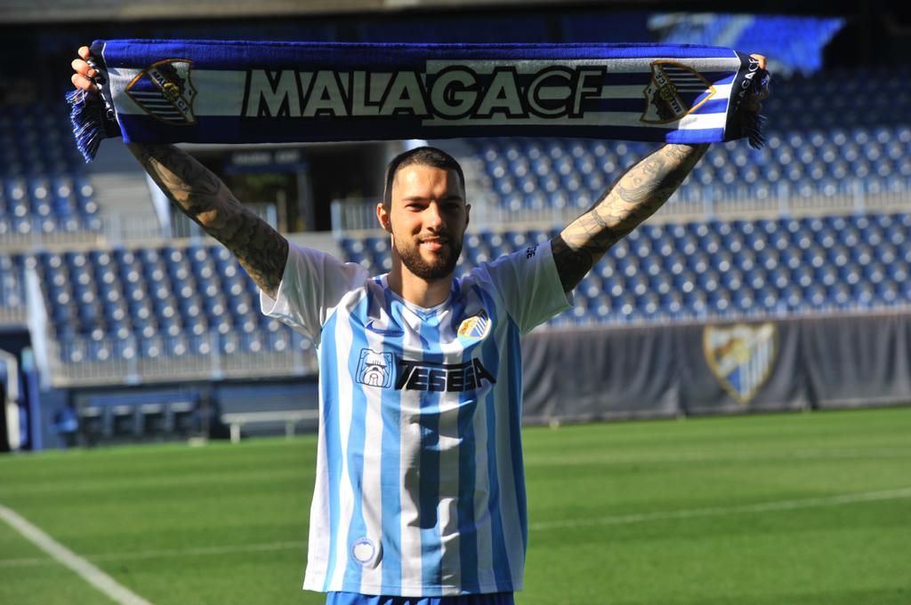 El Málaga presentó en La Rosaleda a su nueva incorporación: Tete Morente. El gaditano, que entrenó ya con sus nuevos compañeros este jueves, se mostró ilusionado en su primera exposición pública como jugador malaguista. 