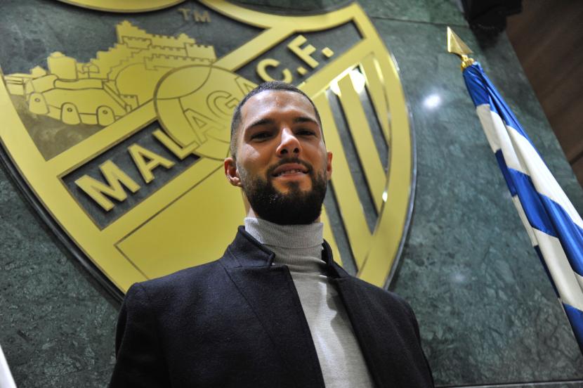 El Málaga presentó en La Rosaleda a su nueva incorporación: Tete Morente. El gaditano, que entrenó ya con sus nuevos compañeros este jueves, se mostró ilusionado en su primera exposición pública como jugador malaguista. 